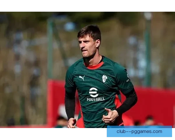 加比亚意甲主场高高跃起头球破门点燃全场助米兰关键取胜彰显铁卫